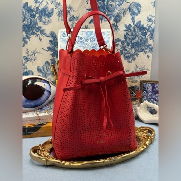 🆕 FURLA 🧿 NWOT Constanza Laser Cut Drawstring Bucket Bag, Red Leather - Picture 3 of 16
